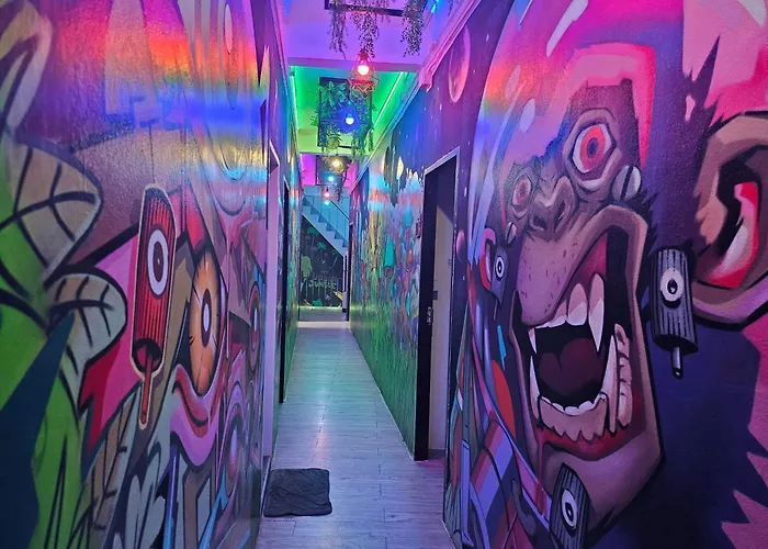 Urban Jungle Social Хостел *