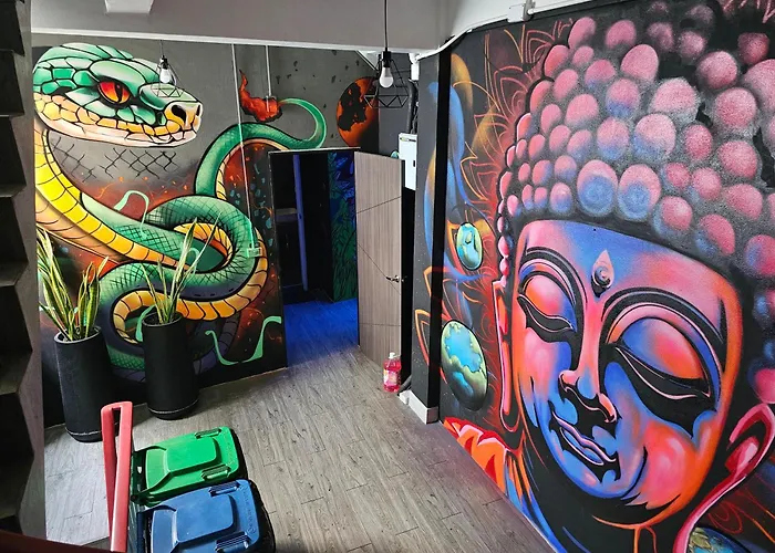 Хостел Urban Jungle Social *