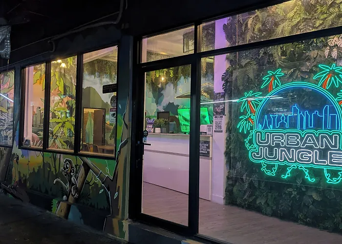 Urban Jungle Social Хостел *